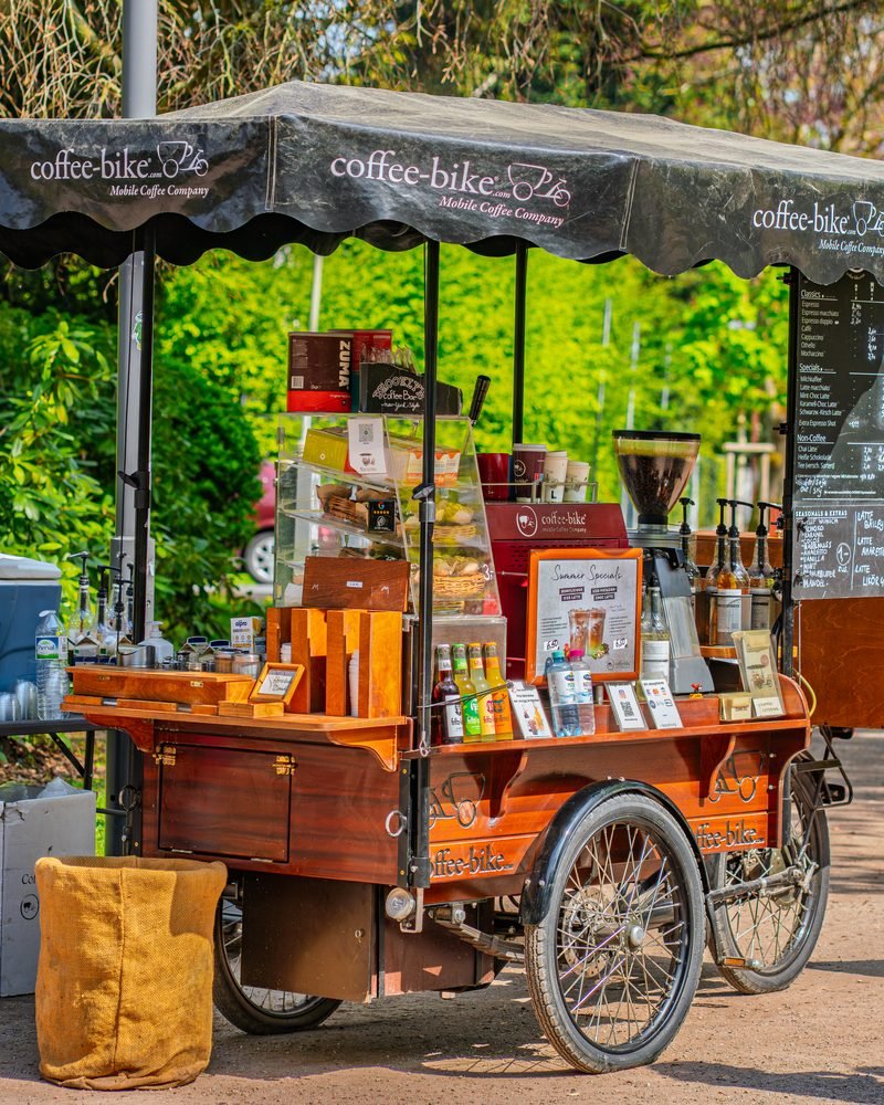 Nostalgischer Kaffee-Verkaufswagen mit Mühlen und Karaffen im Freien